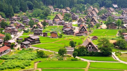 Village de Shirakawago dans les Alpes japonaises