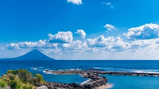 Vue sur la mer et le volcan Sakurajima à Kagoshima