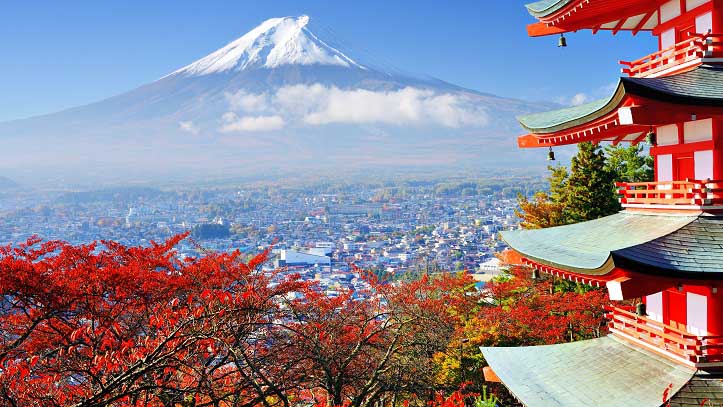 Vue sur le Mont Fuji à l’automne depuis la pagode Chureito à Kawaguchiko